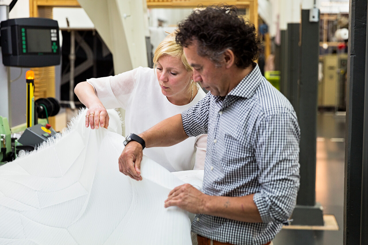 Stef Miero aan het werk in het TextielLab met Samira Boon (links). Foto door Josefina Eikenaar.